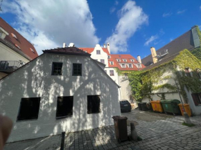 LIBORIA I Als Gruppe im Denkmal Augsburgs